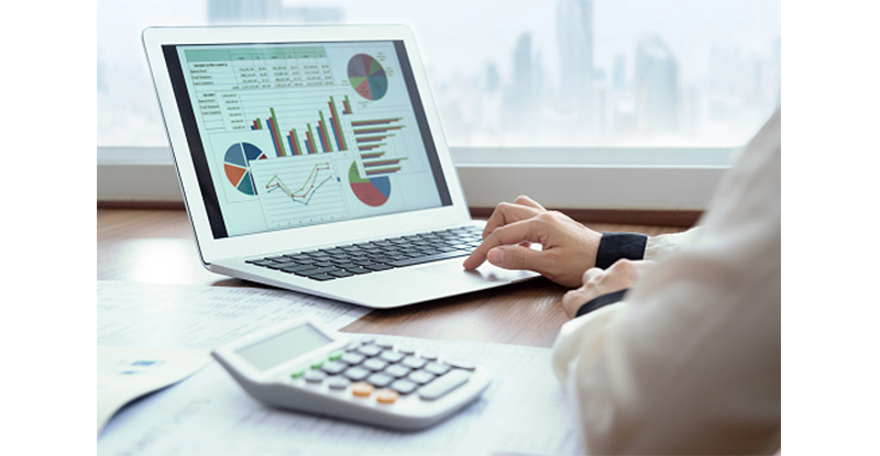 woman creating an expense report 